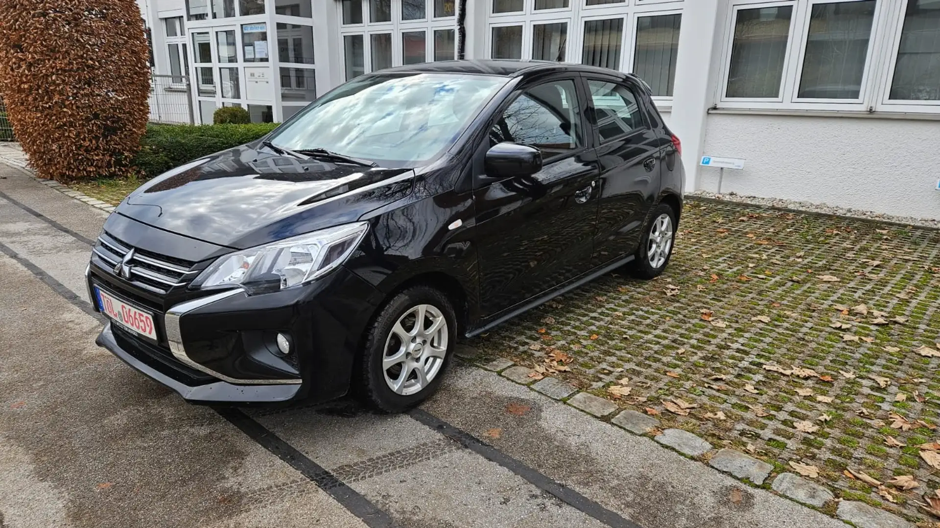 Mitsubishi Space Star Basis Schwarz - 2