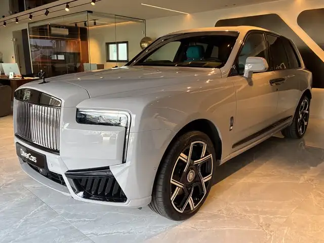 Rolls-Royce Cullinan view 2