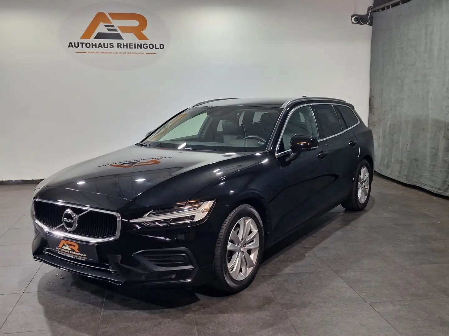 Volvo V60 Kombi Momentum Pro+1 Jahr Garantie Noir - 1