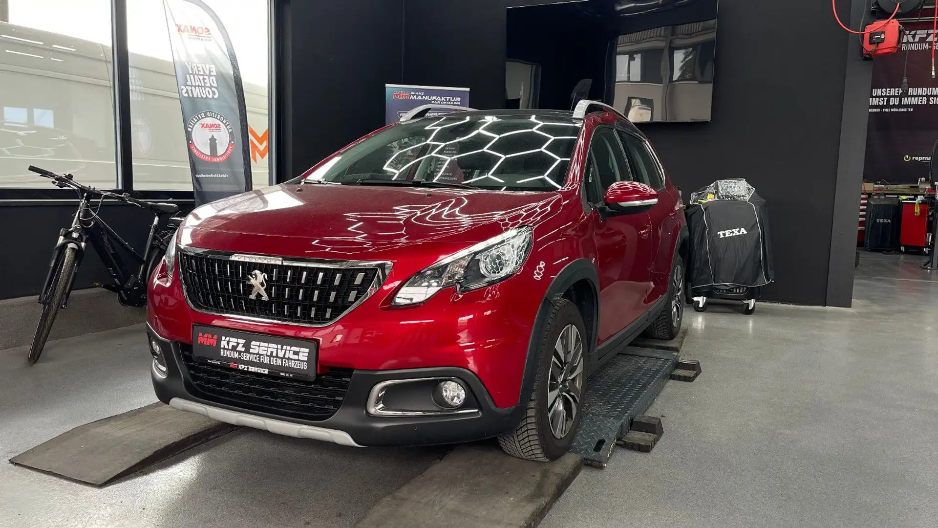 Peugeot 2008 Allure 1.5 KAMERA*NAVI*AHK*TEILLEDER* 120PS Rot - 1