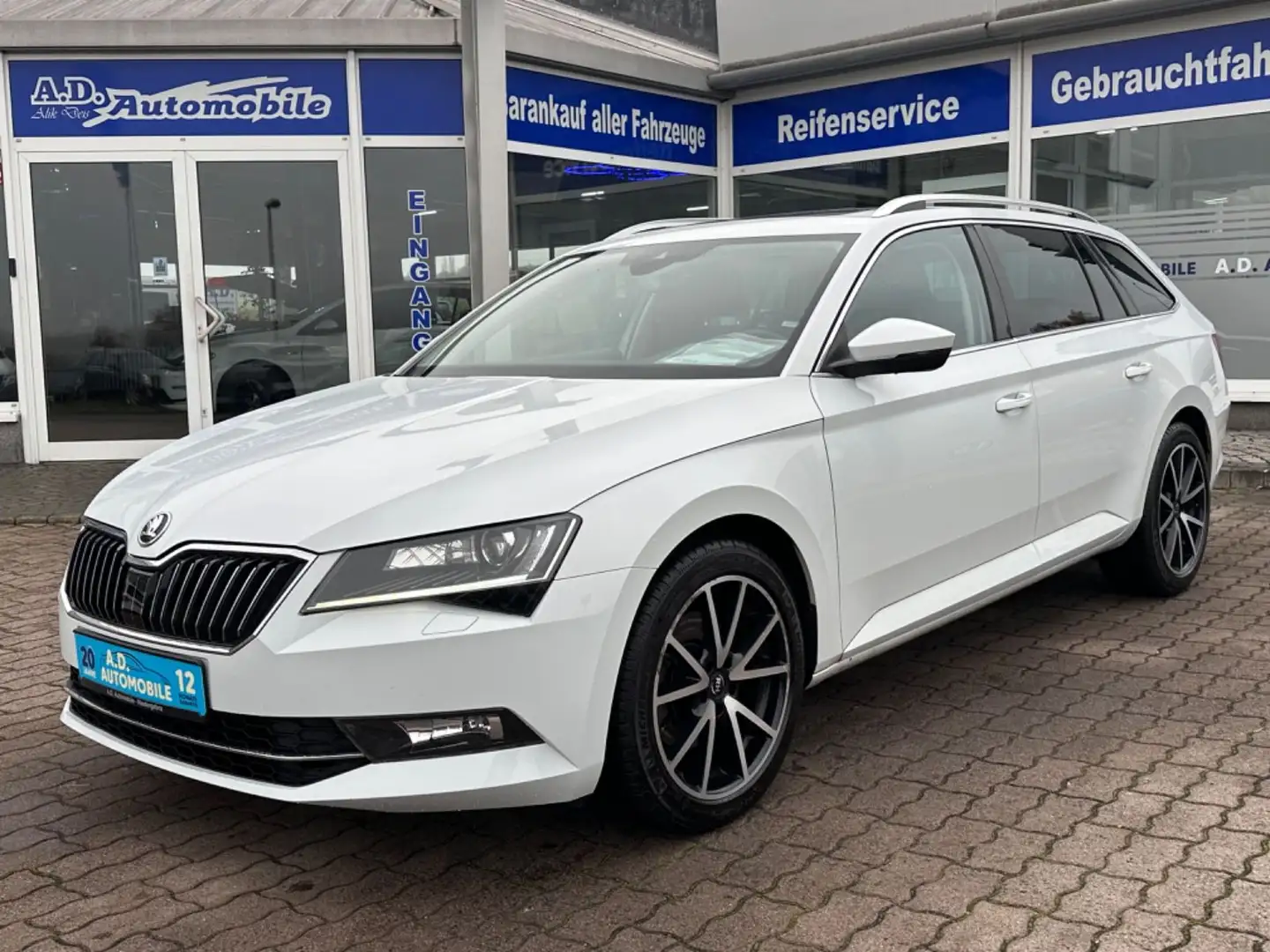 Skoda Superb Combi Style 4x4/Pano/Navi/Kamera/AHK Weiß - 1