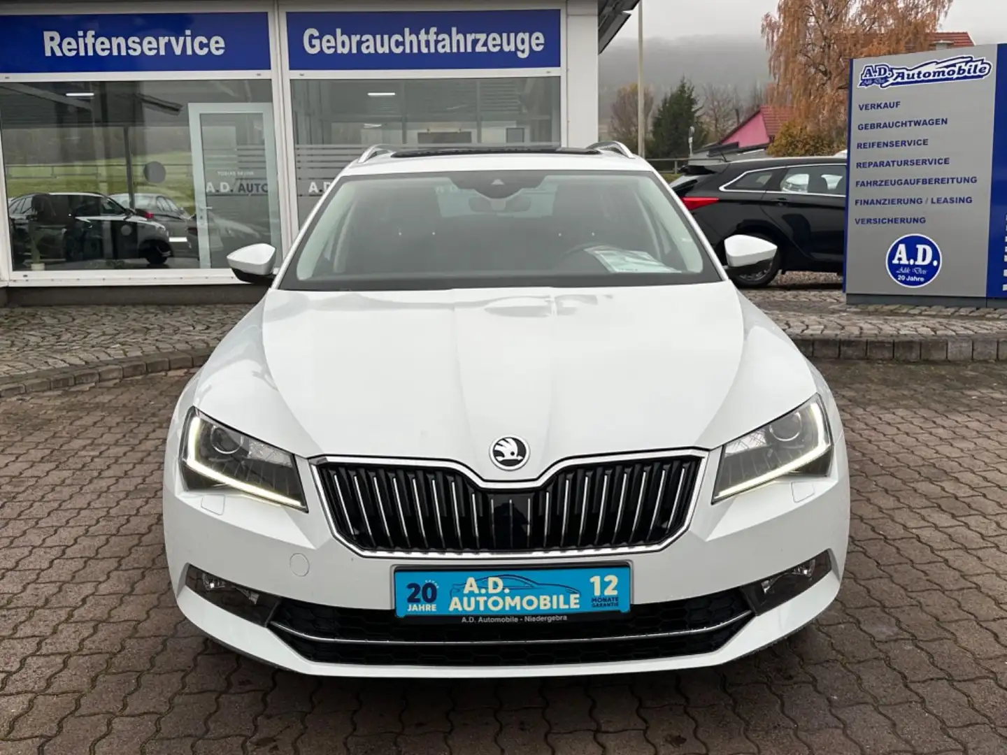 Skoda Superb Combi Style 4x4/Pano/Navi/Kamera/AHK Weiß - 2