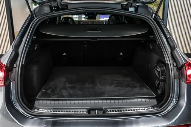 Mercedes-Benz C-Class view 26