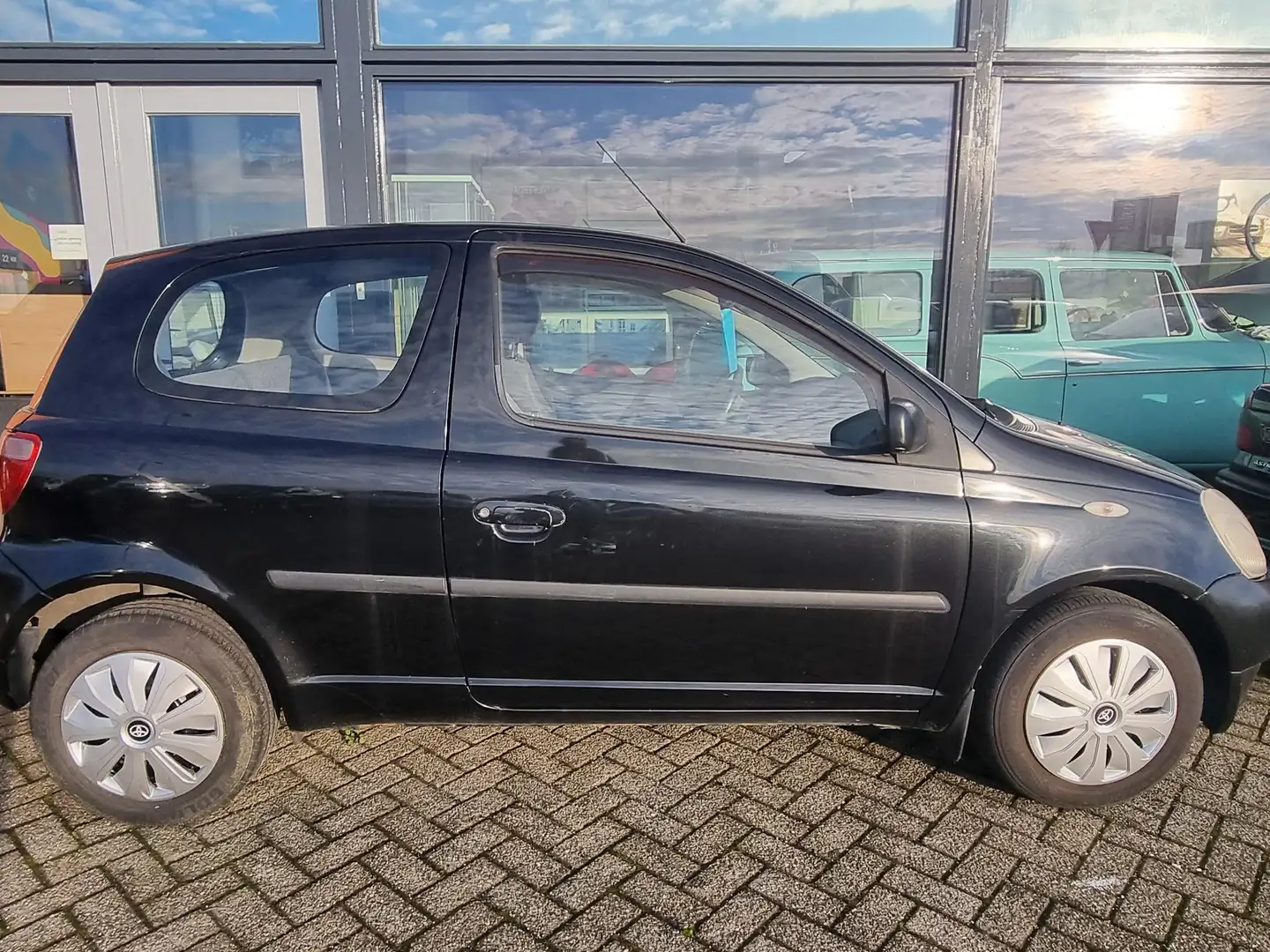 Toyota Yaris 1.3-16V VVT-i Luna Zwart - 1