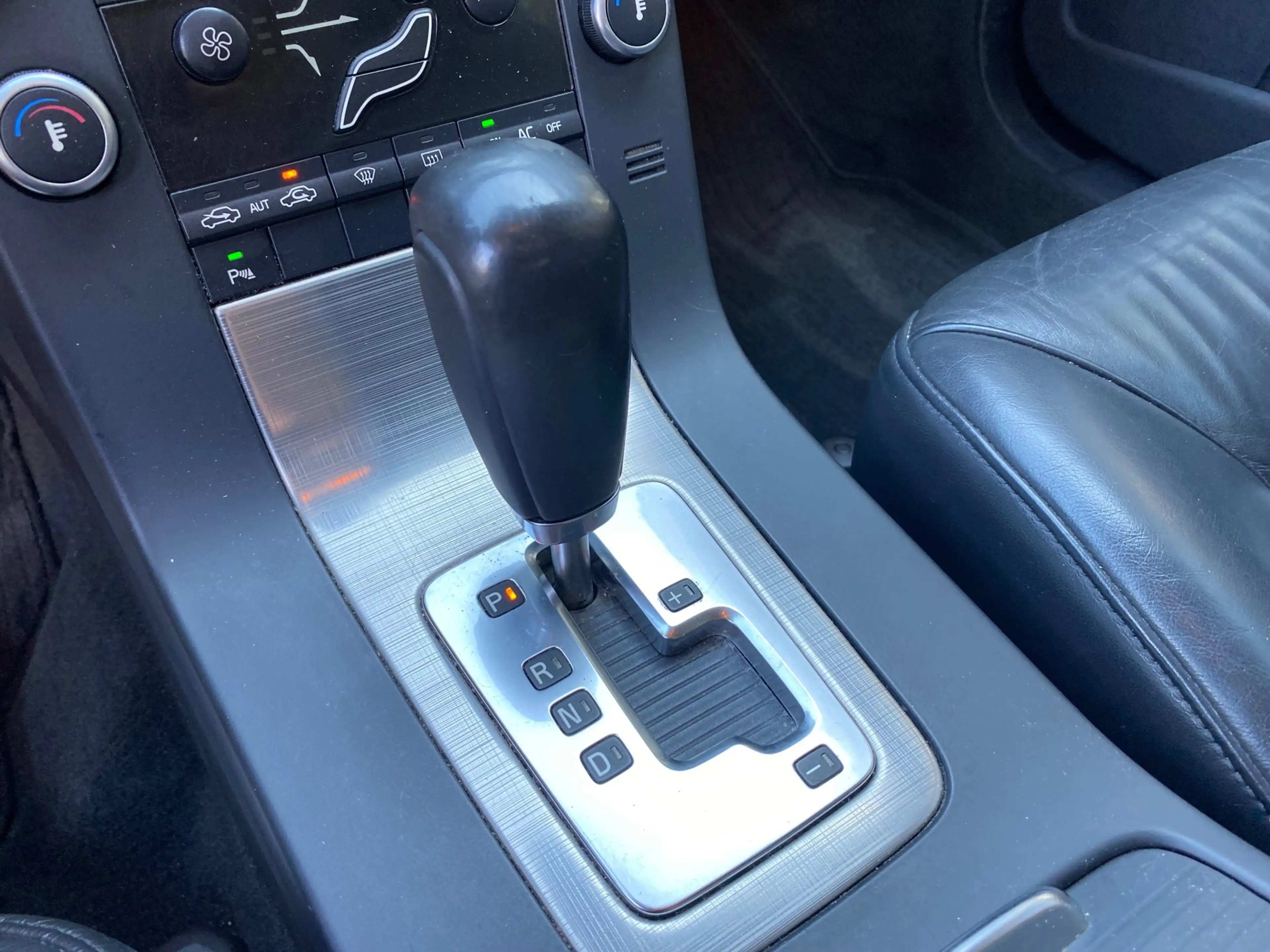 Volvo V70 2.5T Momentum Automaat LEER / PDC / TREKHAAK — photo 17