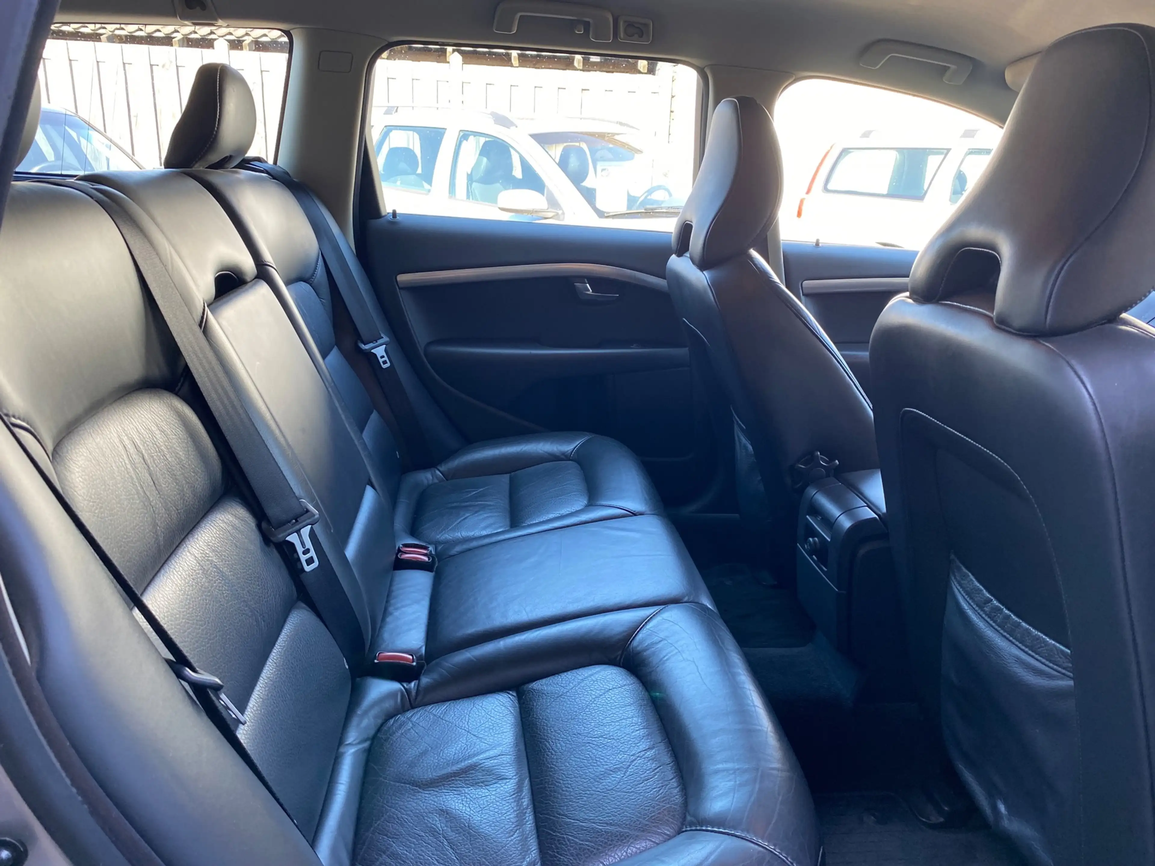 Volvo V70 2.5T Momentum Automaat LEER / PDC / TREKHAAK — photo 11