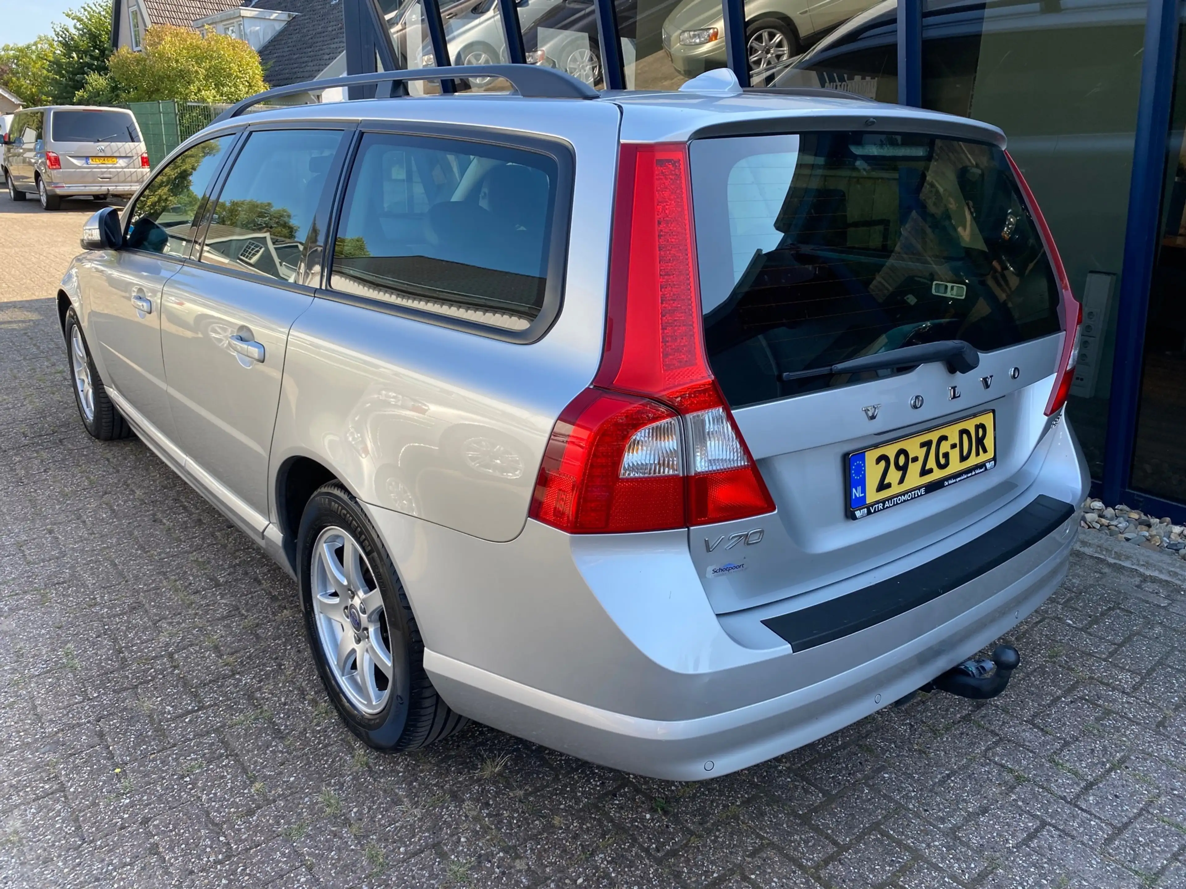 Volvo V70 2.5T Momentum Automaat LEER / PDC / TREKHAAK — photo 2