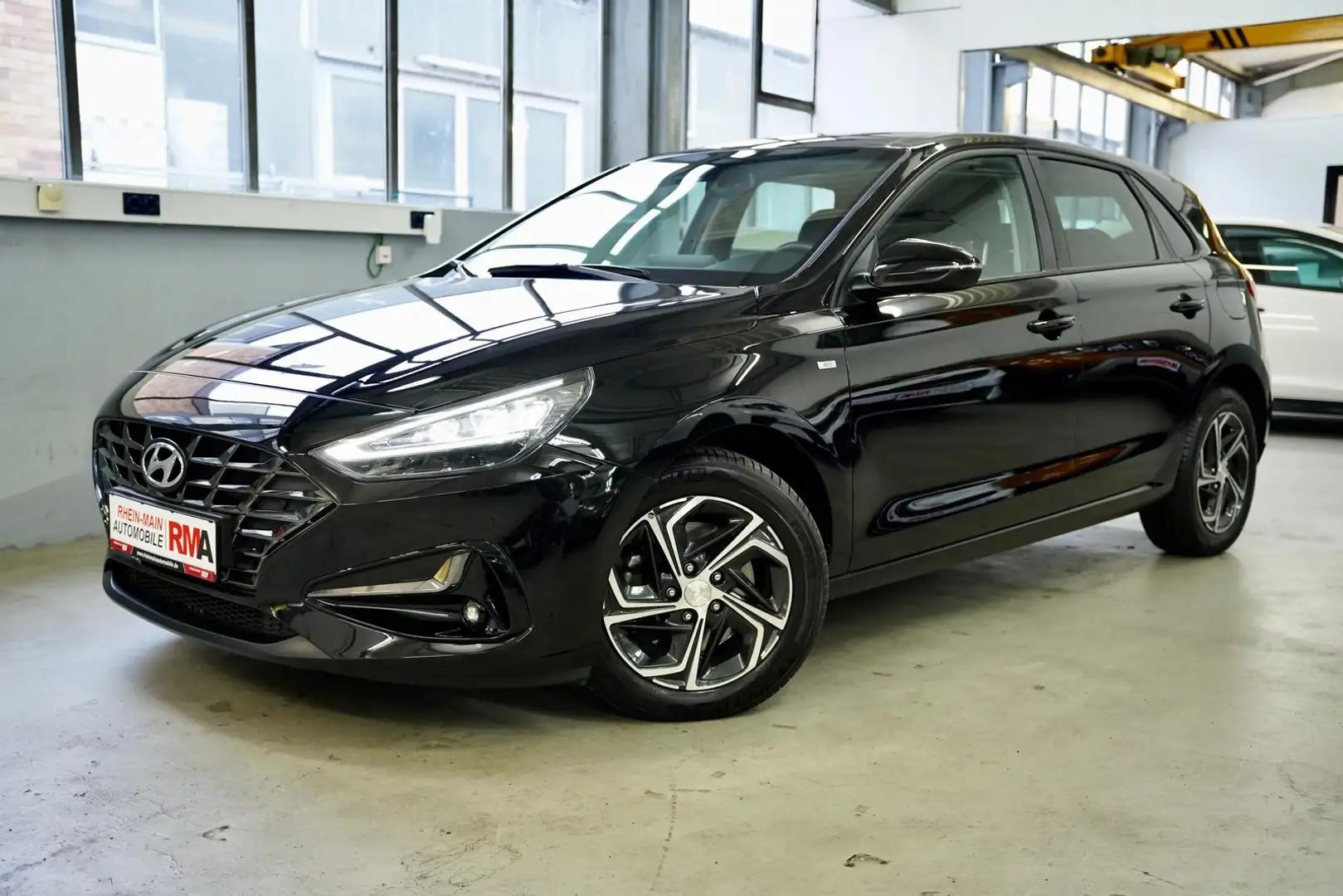 Hyundai i30 Intro Edition+PANO+KAMERA+NAVI+LED+APPLE+SHZ Schwarz - 1