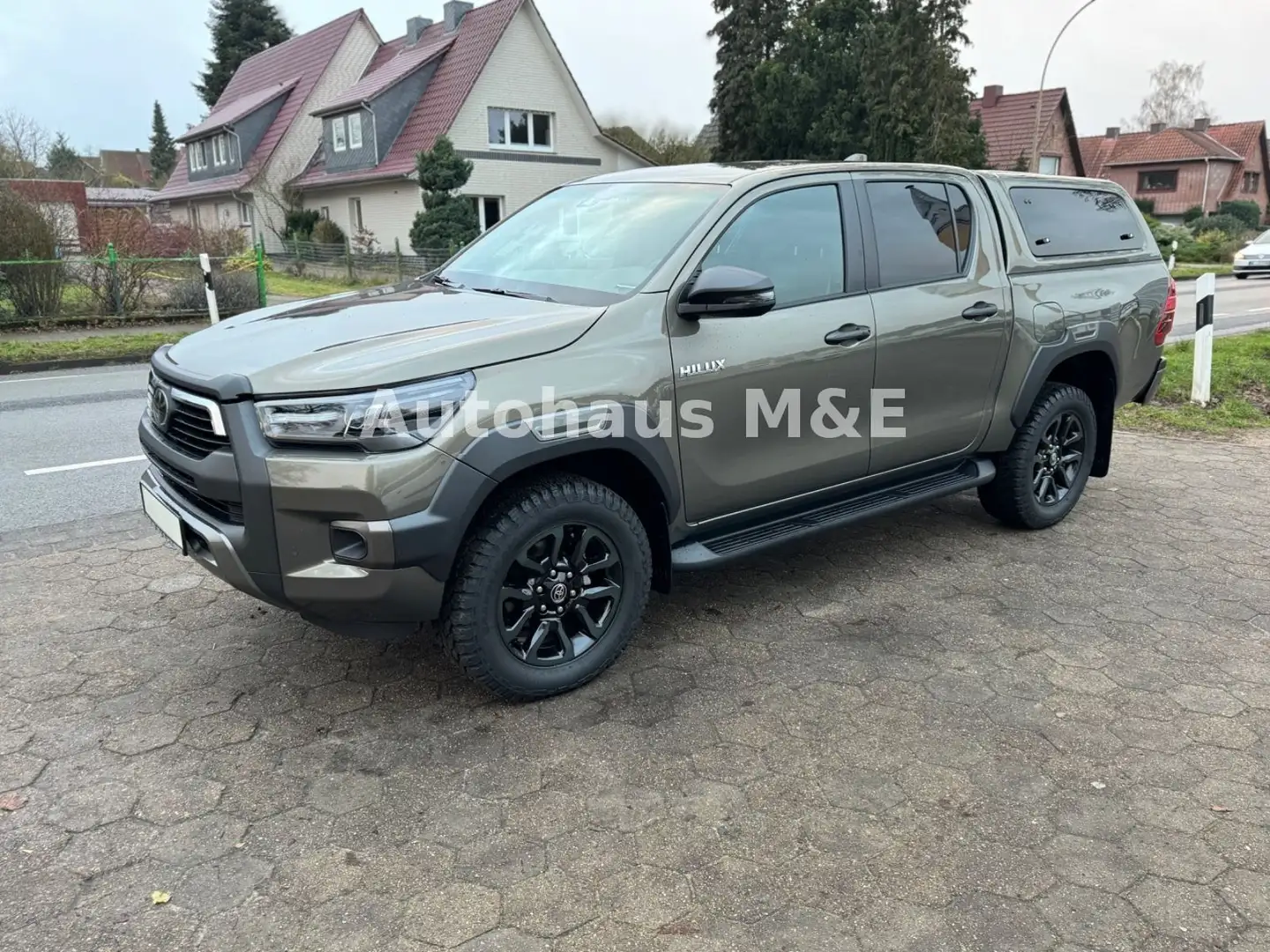 Toyota Hilux 2.8 Invincible DoubleCab *Hardtop+JBL+AHK* Brun - 1