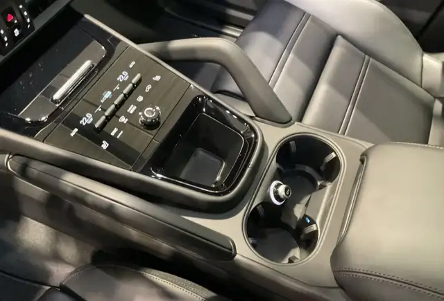 Porsche Cayenne Cayenne Coupe Black Edition Sportabgas 22 AHV etc Ansicht 23