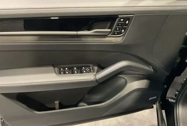 Porsche Cayenne Cayenne Coupe Black Edition Sportabgas 22 AHV etc Ansicht 20