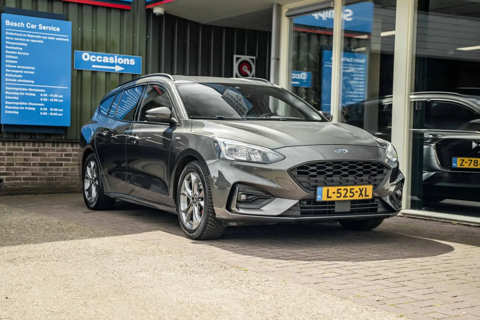 Ford Focus Wagon 1.0 EcoBoost ST Line Business Grijs - 2