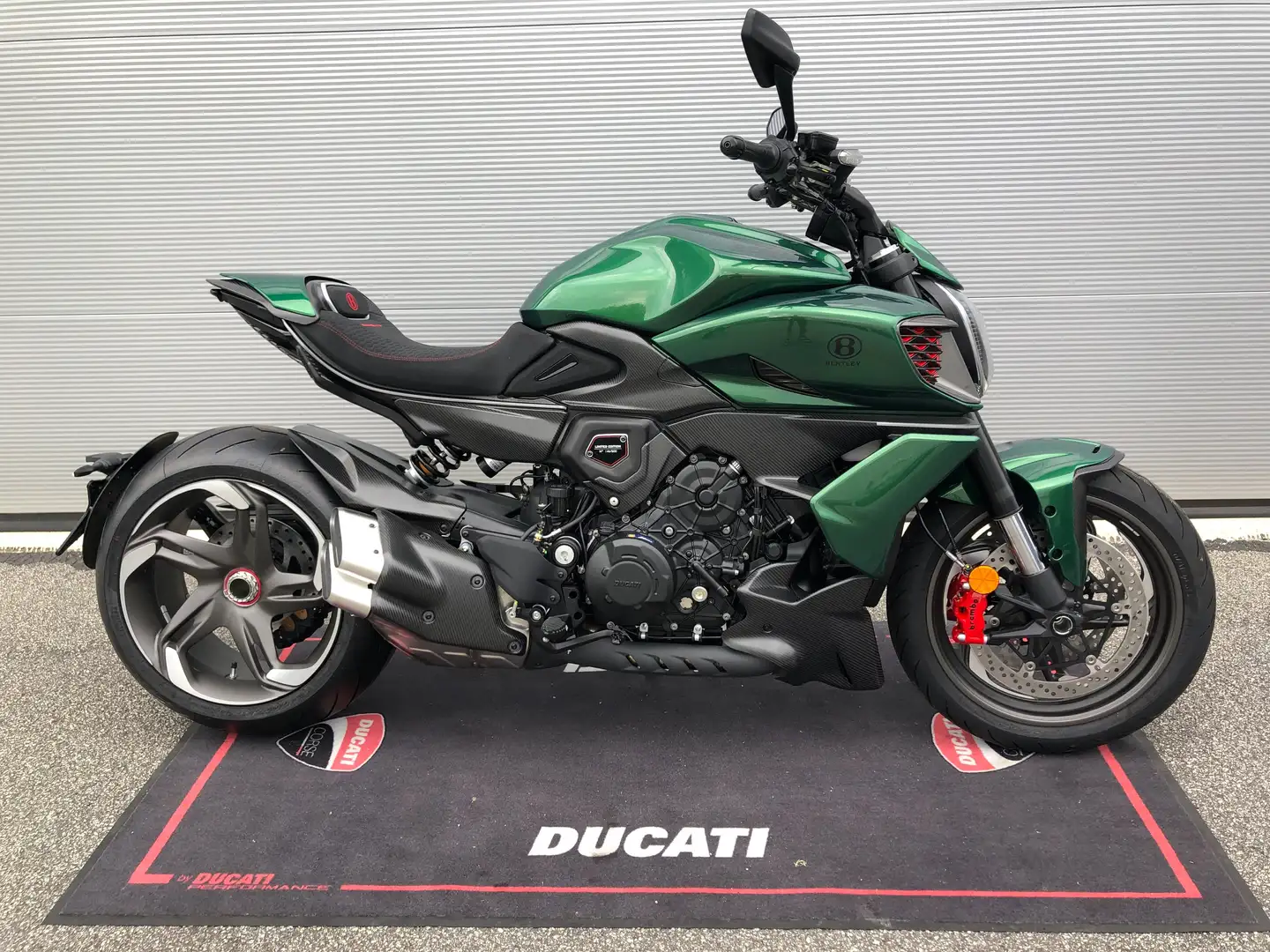 Ducati Diavel V4 Bentley 1 von 500 / 58.800 netto Verde - 2