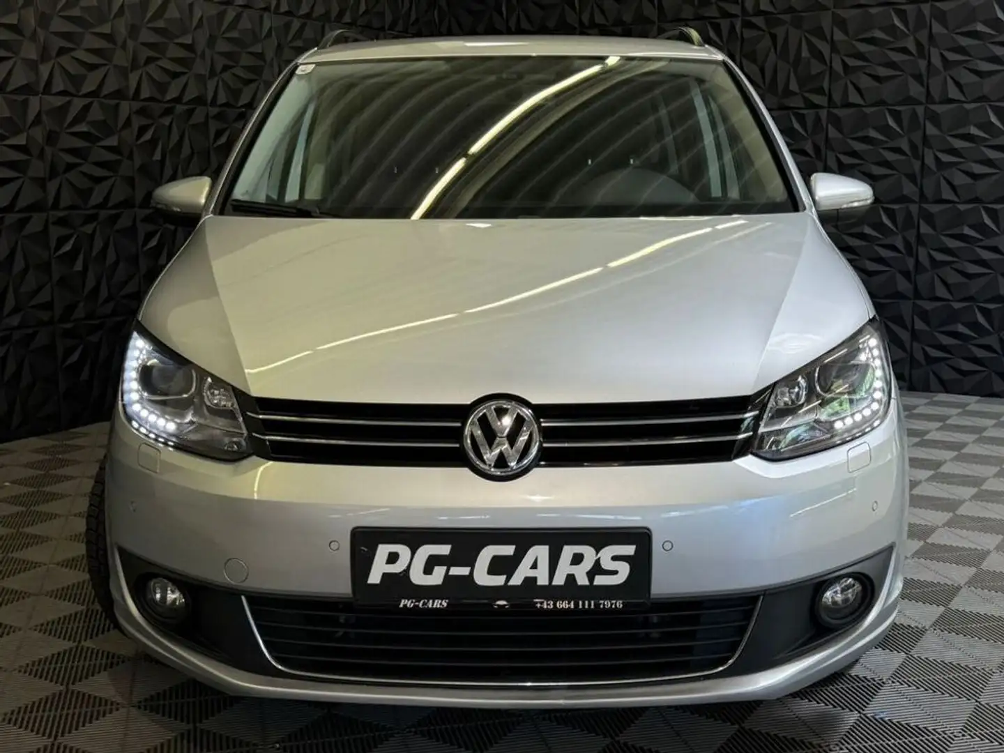 Volkswagen Touran Comfortline 1.6 BMT TDI Top Zustand Stříbrná - 2