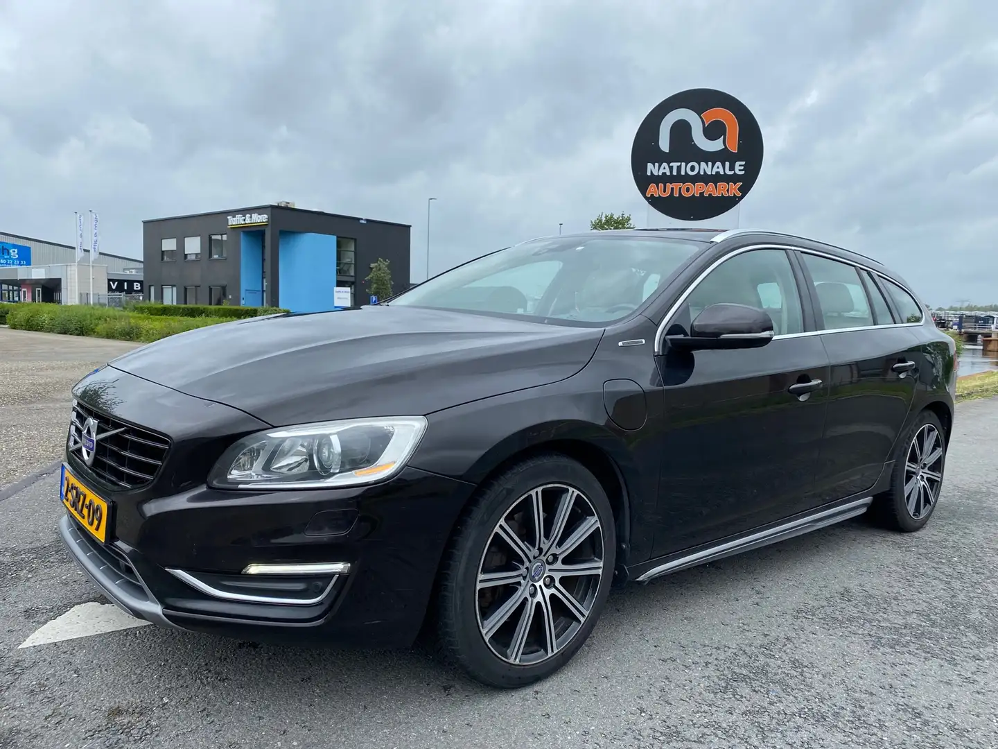 Volvo V60 2013 * 2.4 D6 AWD Plug-In Hybrid * LED * AUTOMAAT Fekete - 1