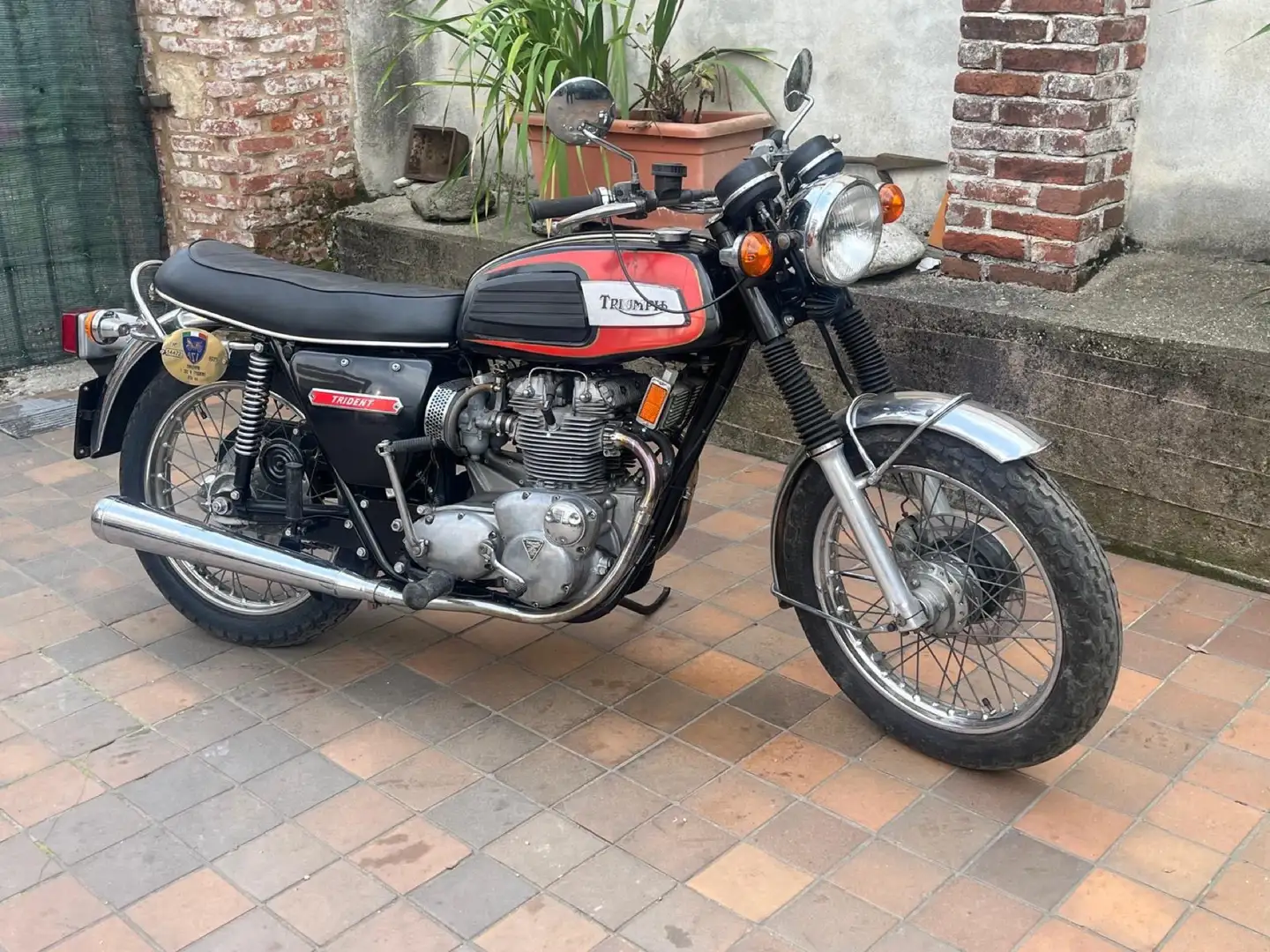 Triumph Trident 750 - 1