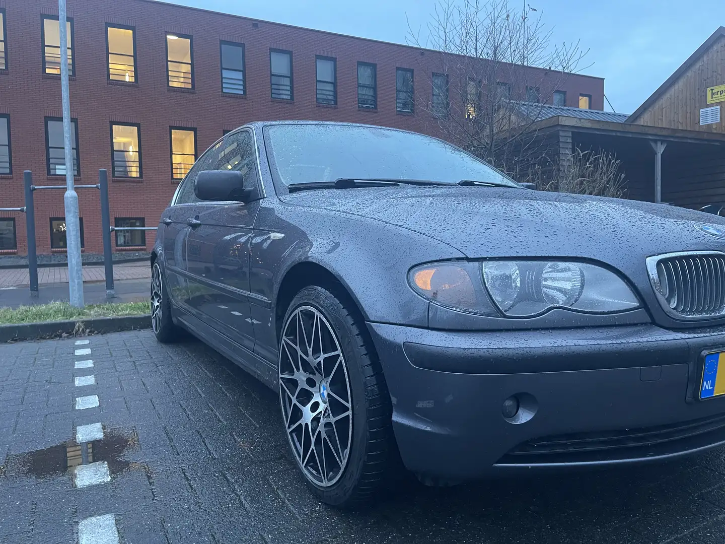BMW 325 BMW E46 3-series 2.5 325i executive 6 cylinders - 1