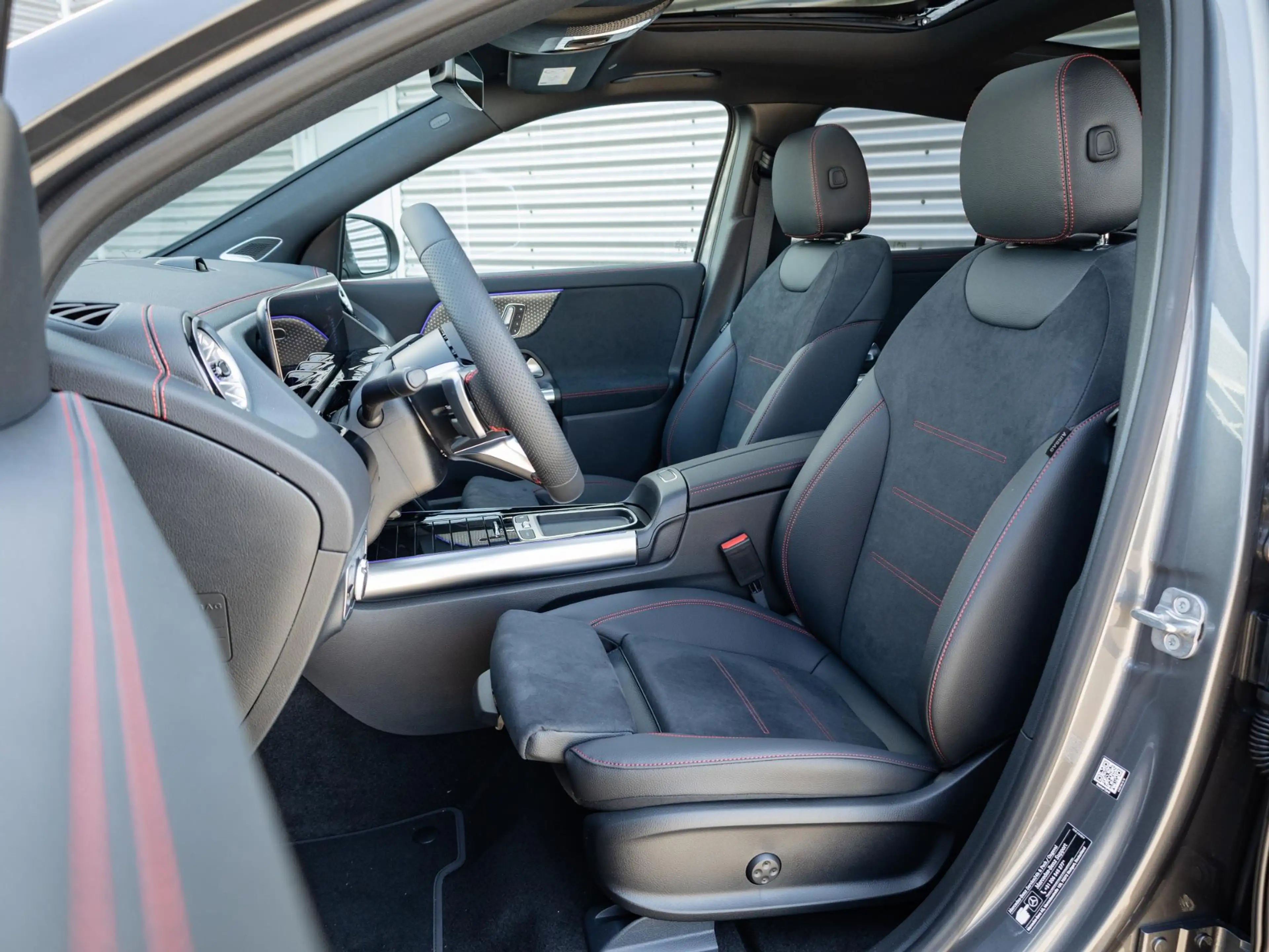 Mercedes-Benz EQA 250 250+ Business Solution AMG 71 kWh | Panorama dak | — photo 9