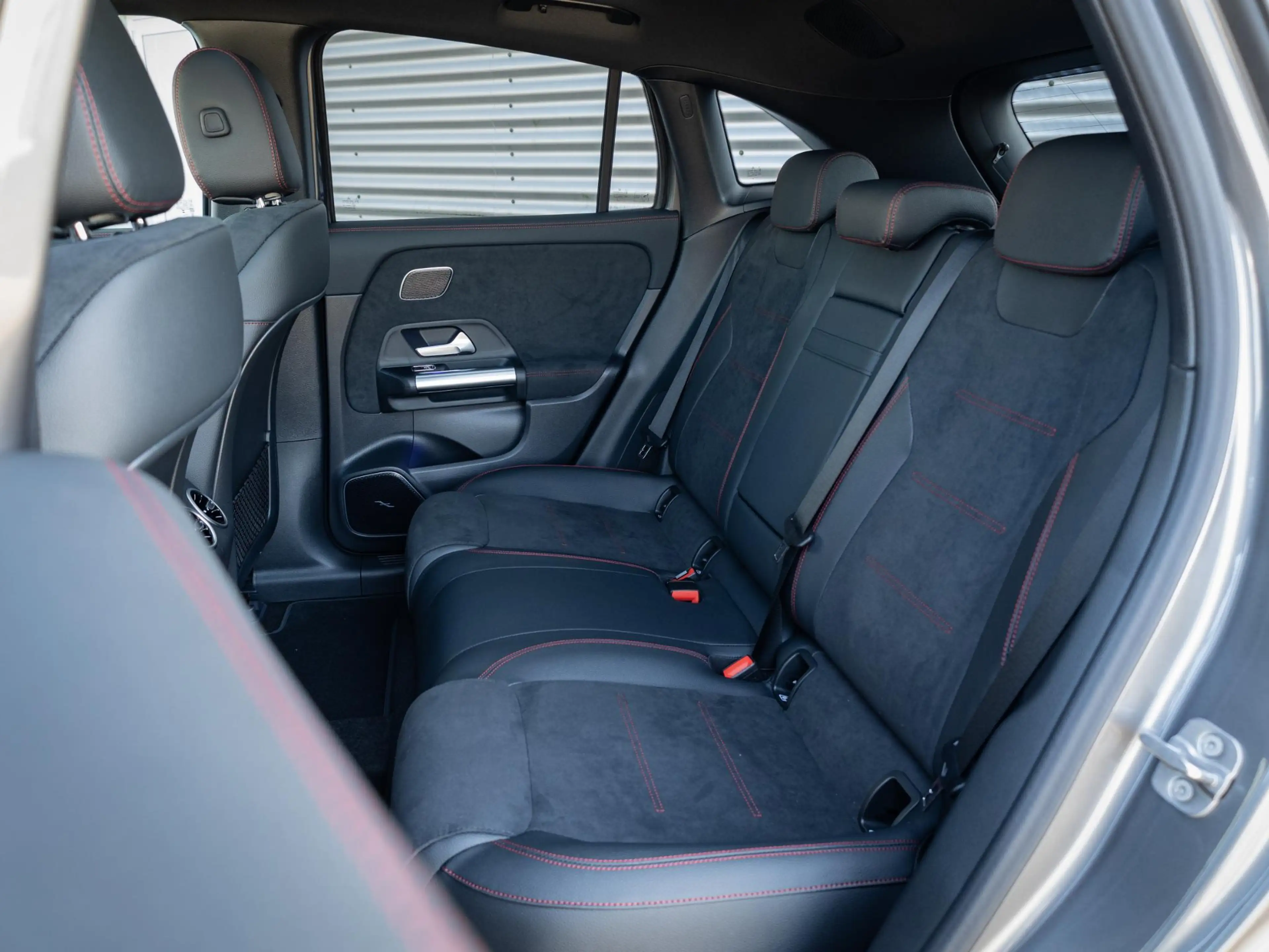 Mercedes-Benz EQA 250 250+ Business Solution AMG 71 kWh | Panorama dak | — photo 10