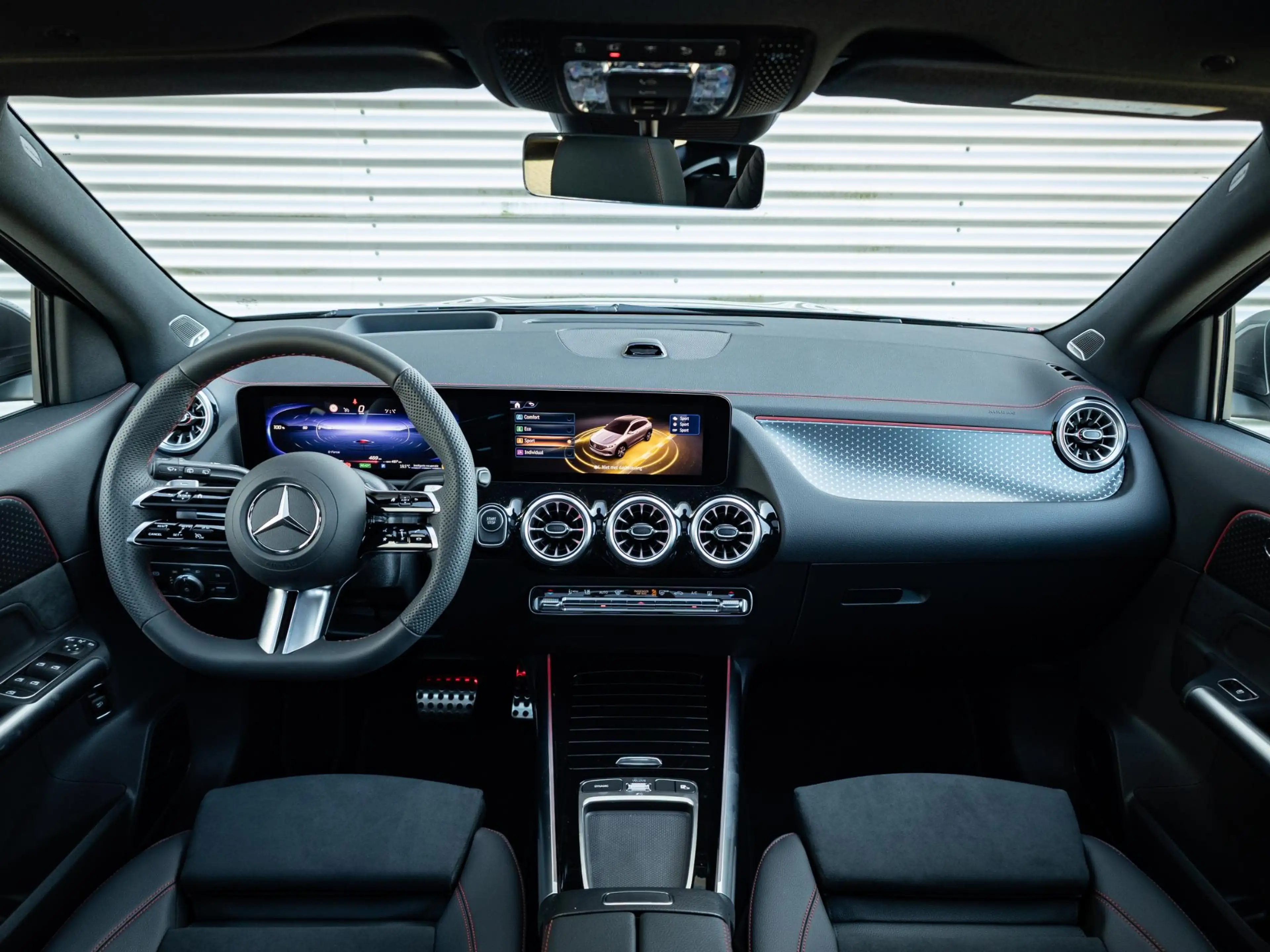 Mercedes-Benz EQA 250 250+ Business Solution AMG 71 kWh | Panorama dak | — photo 3