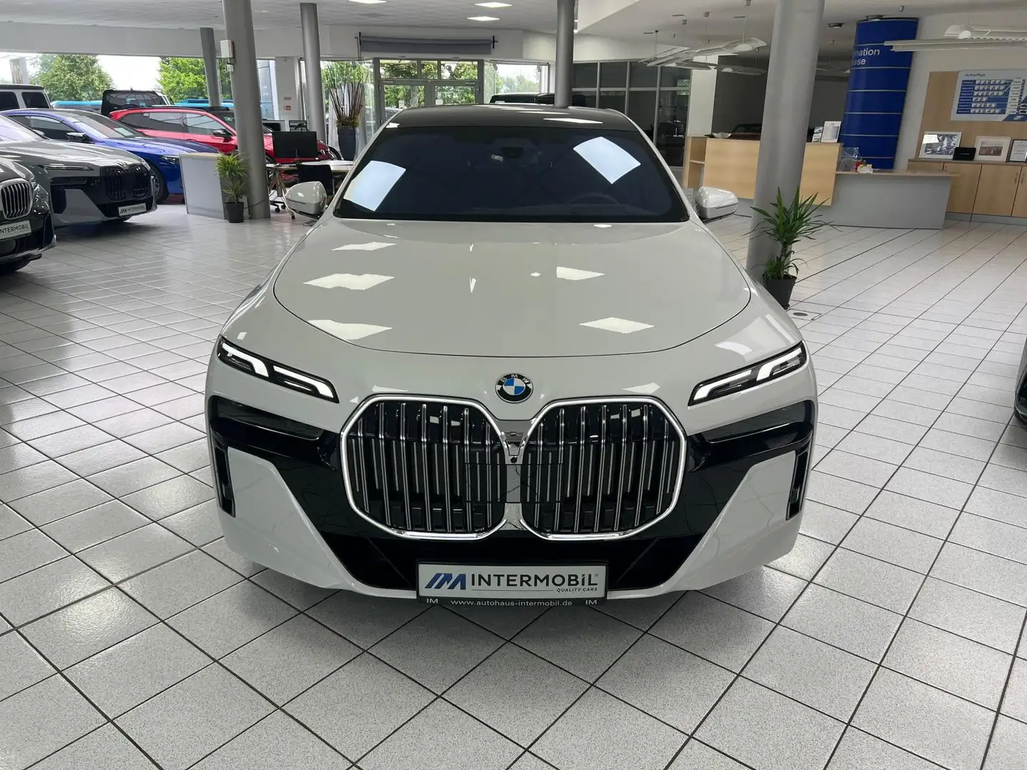 BMW 740 d xD M-Sport*PANO-SKY*ICONIC*STHZG*SOFT*B&W* Weiß - 2