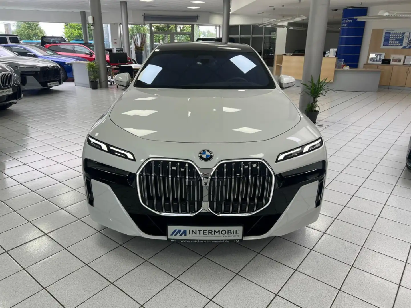 BMW 740 d xD M-Sport*PANO-SKY*ICONIC*STHZG*SOFT*B&W* Weiß - 2