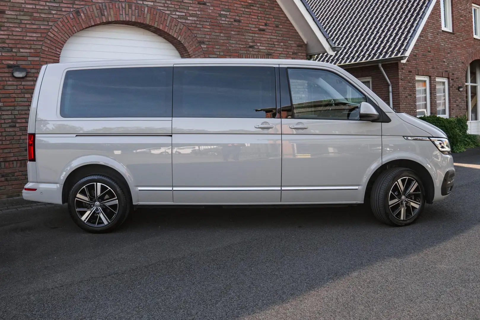 Volkswagen T6.1 Caravelle Caravelle 204pk Highline 4-MOTION DSG L2H1 ACC | L Grijs - 2