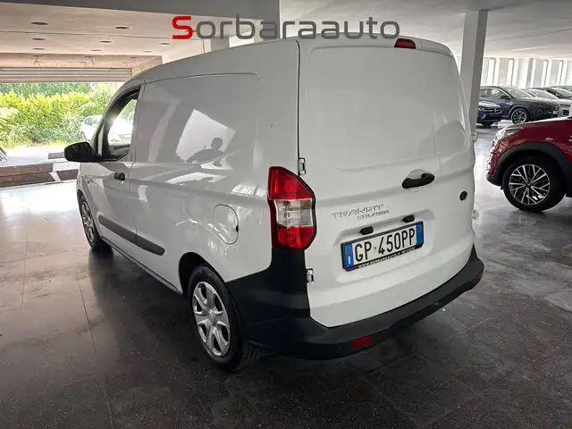 Ford Transit Courier view 3