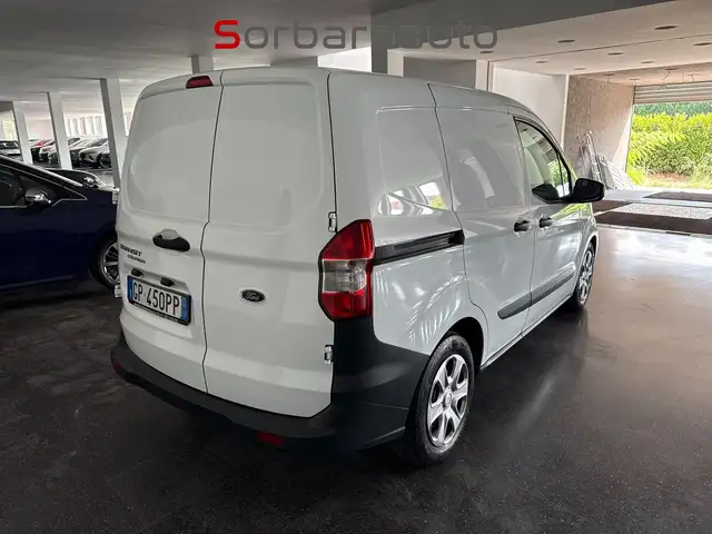 Ford Transit Courier view 5