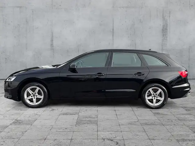 Audi A4 view 4