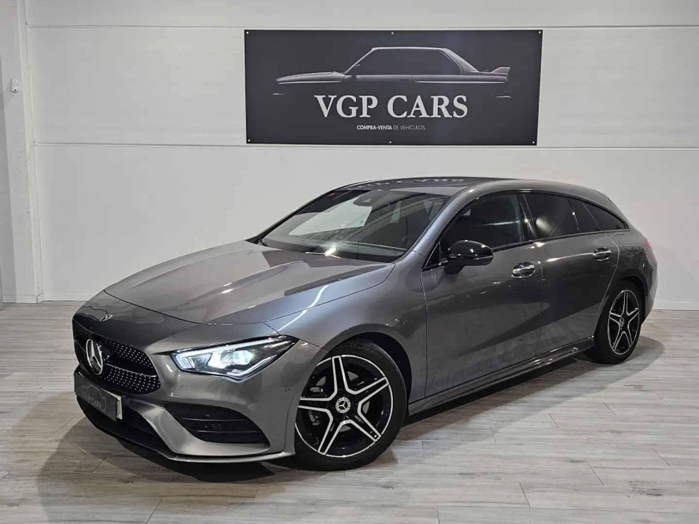 Mercedes-Benz CLA 180 Shooting Brake 7G-DCT Gris - 1