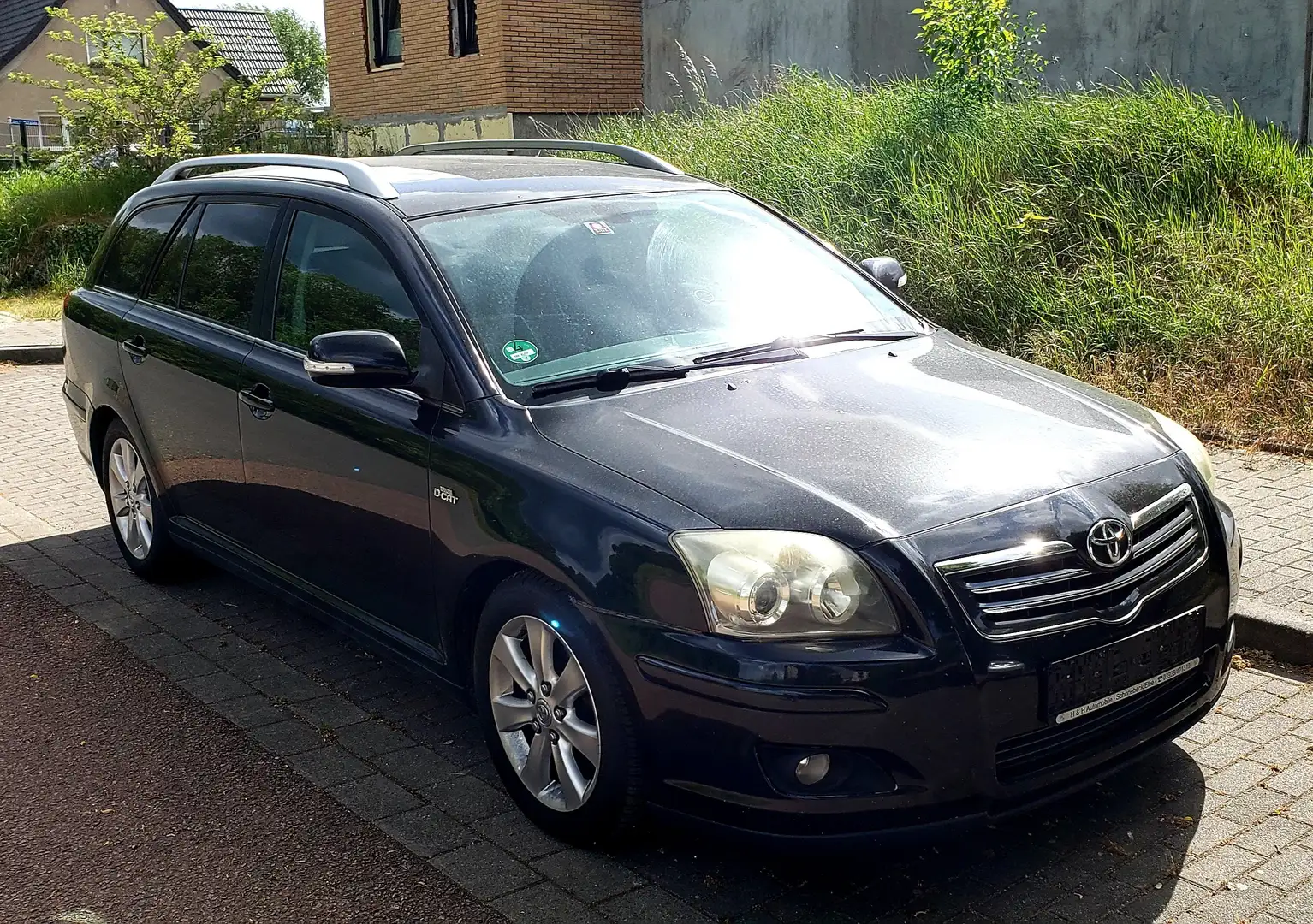 Toyota Avensis 2,2 D4D Combi Schwarz - 1