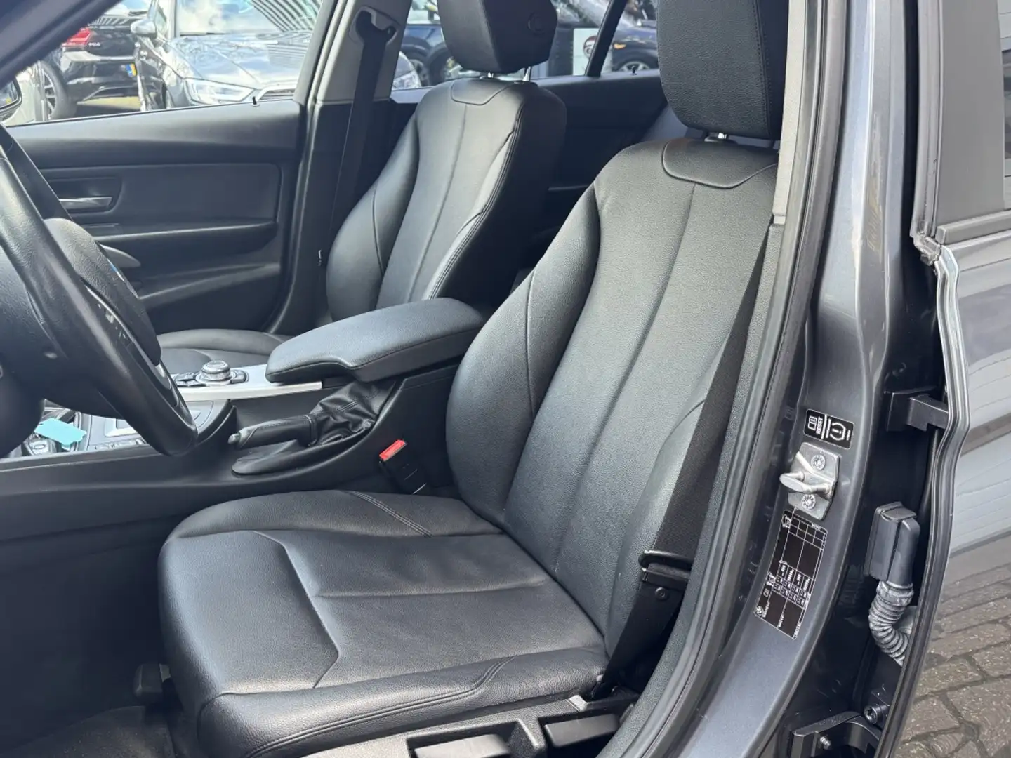 BMW 320 3-serie 320d EDE Business adaptive/leer/camera Grau - 2