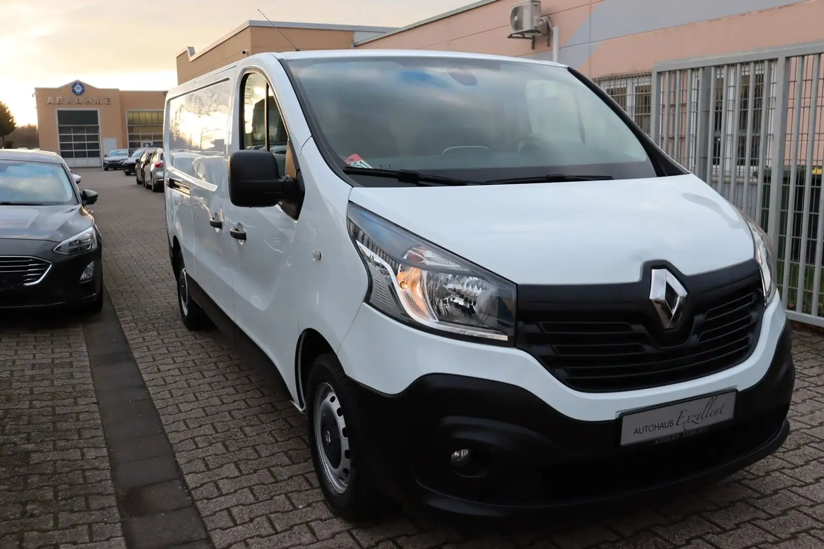 Renault Trafic Kasten L2H1 Komfort *PDC*NAVI* Weiß - 2
