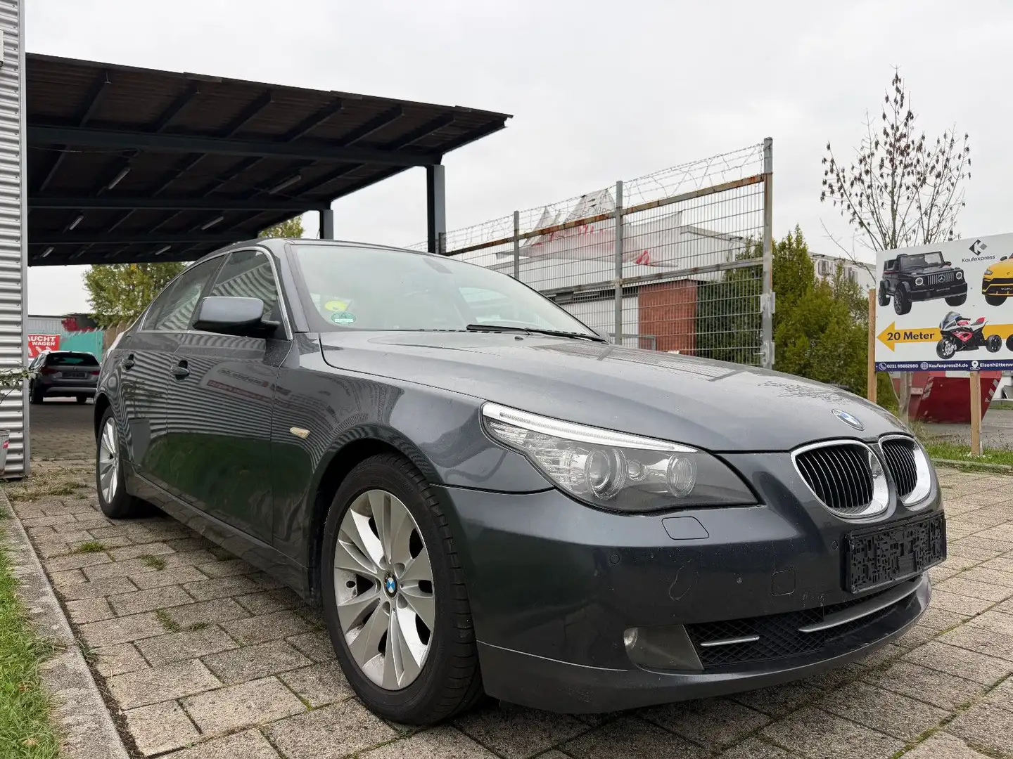 BMW 550 i Lim. HUD/NV/AUT/LEDER/NAVI/XENON/STHZ/AHK Grau - 2