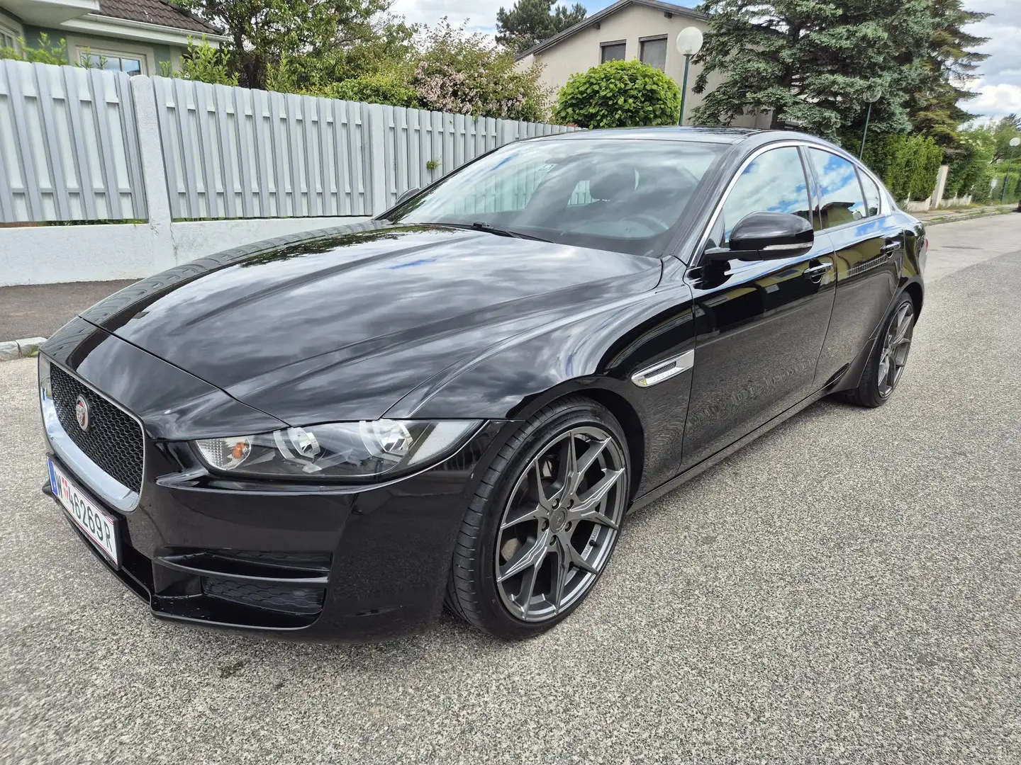 Jaguar XE E-Performance Pure Aut. Schwarz - 1