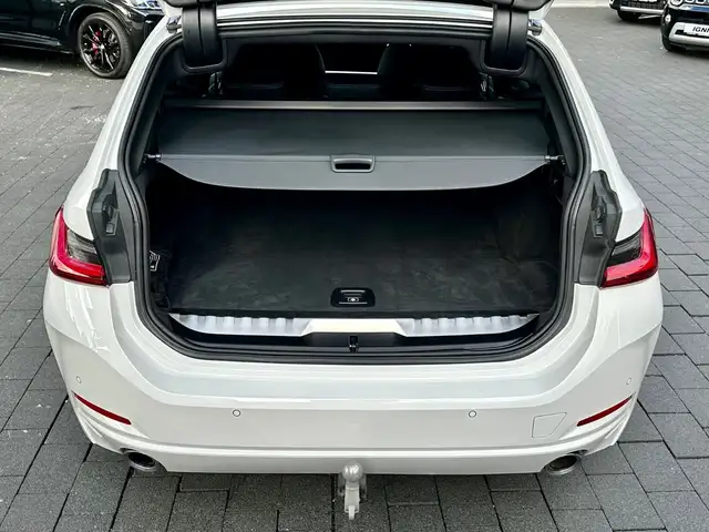 BMW 3 Series view 8