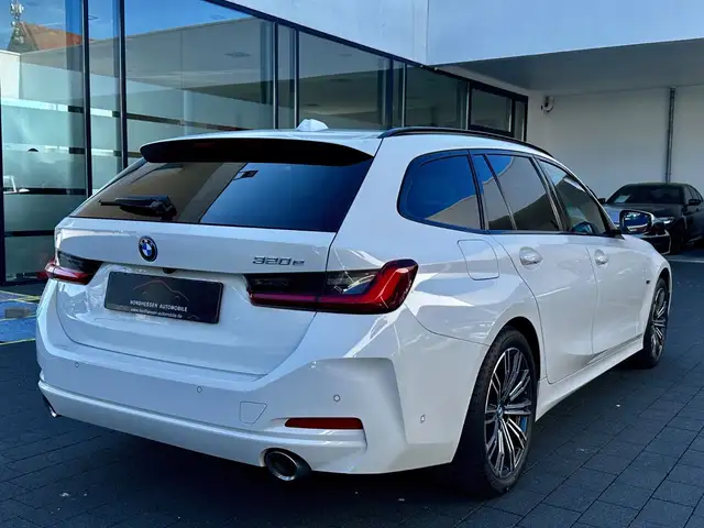 BMW 3 Series view 4
