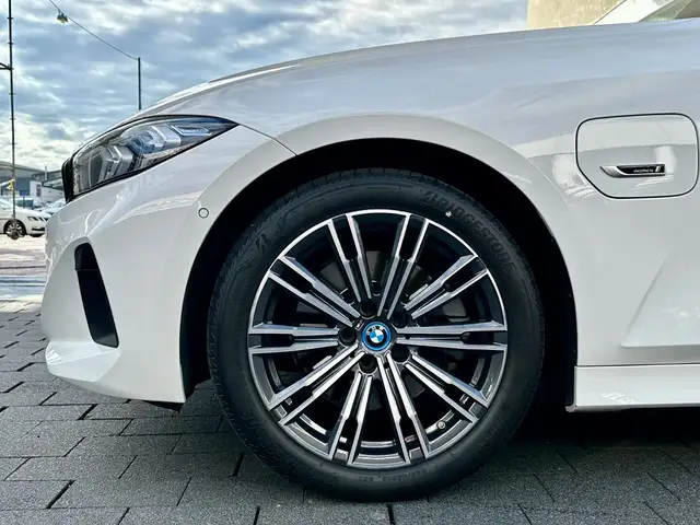 BMW 3 Series view 9