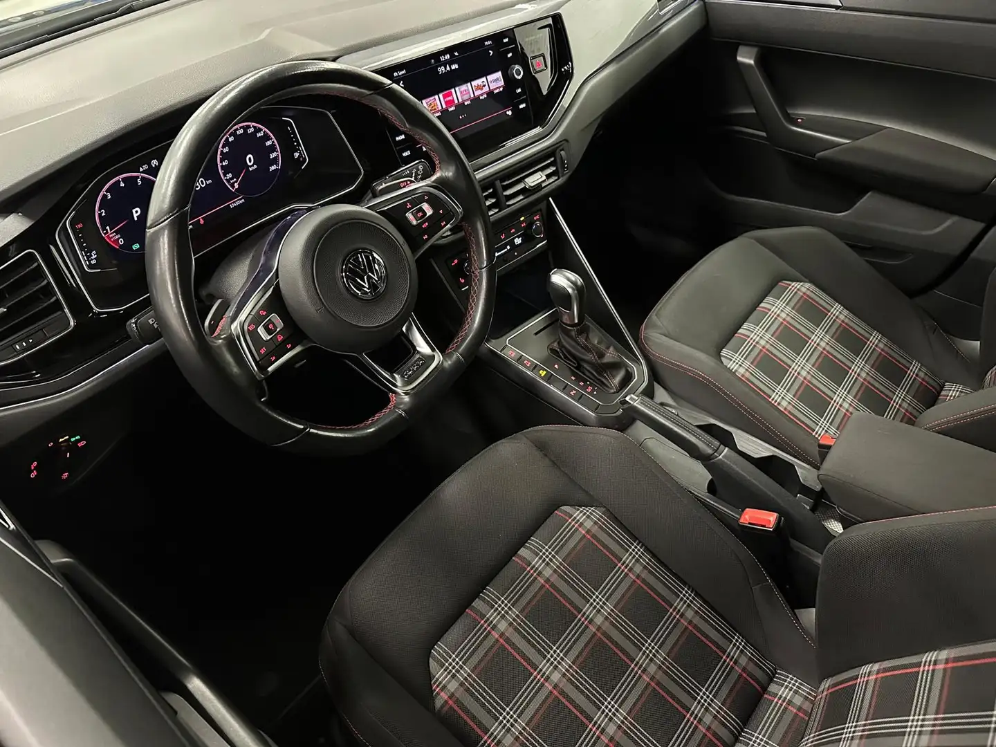Volkswagen Polo GTI 2.0 TSI / Virtual / Camera / CarPlay / Clima Zwart - 2