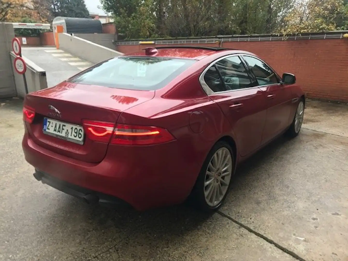 Jaguar XE 2.0 i  Portfolio - Aut. - Pano - 11.999 euro- 2016 Rouge - 2