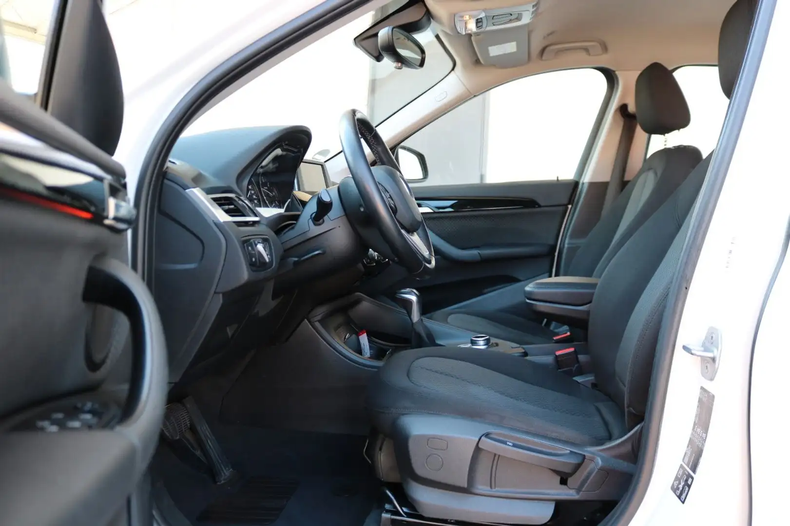 BMW X1 xDrive18d Advantage*Automatik*LED*Navi.* Weiß - 2