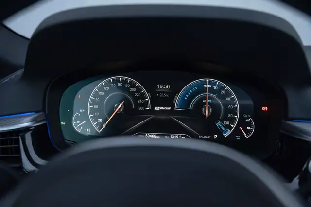 BMW 5 Series view 14