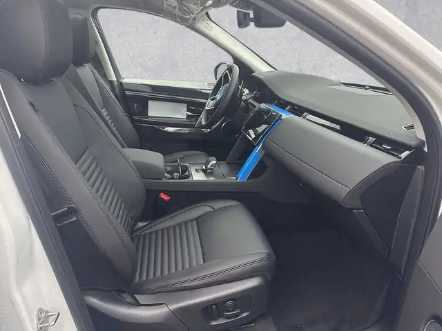 Land Rover Discovery Sport view 3