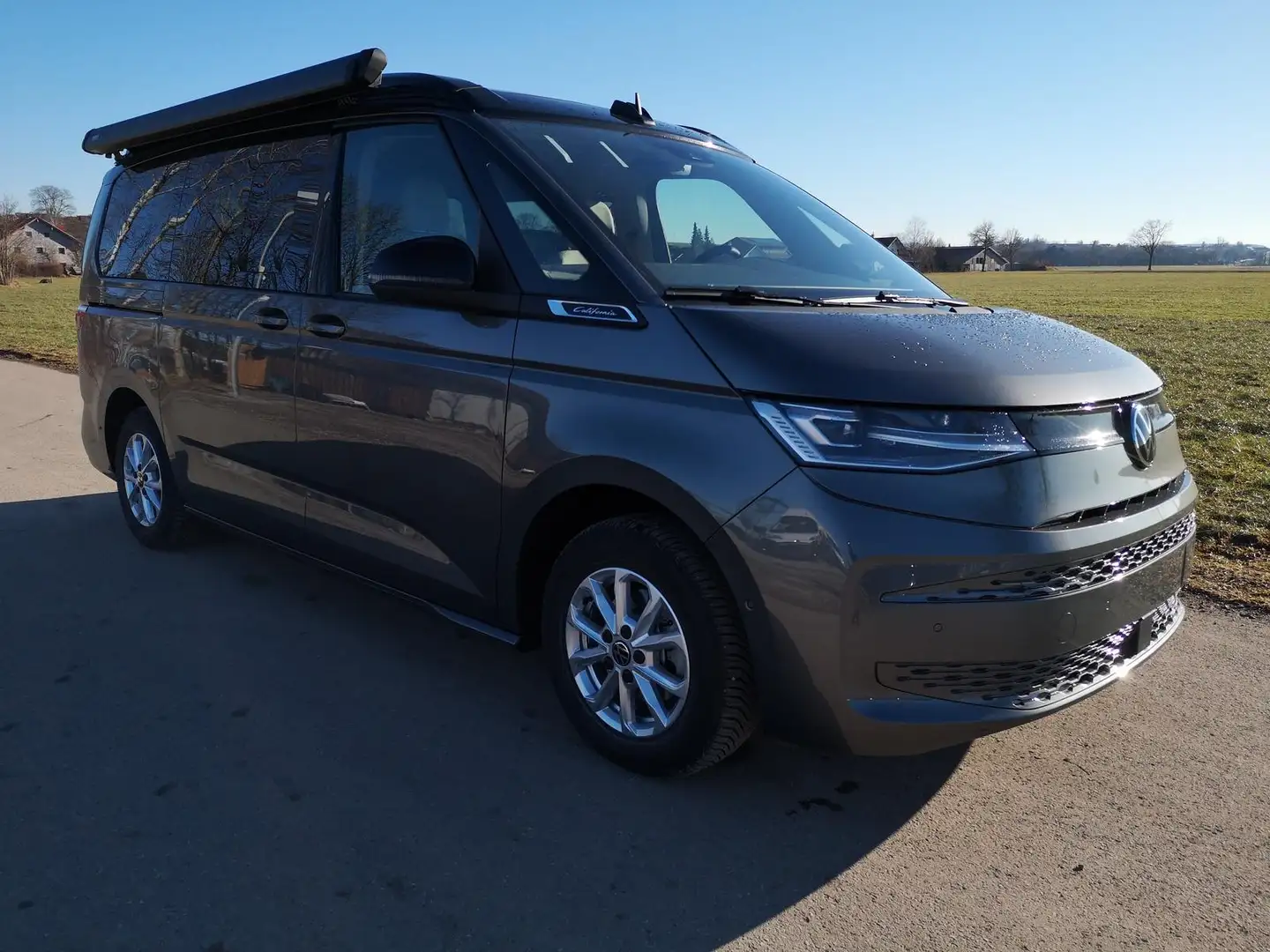 Volkswagen T7 California T7 2.0TDI DSG California Beach GV5 Komfort+ Šedá - 2