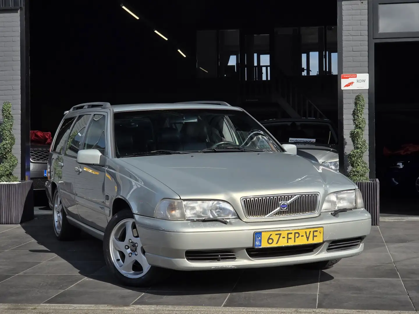 Volvo V70 2.4 Europa|AIRCO|Stoelverwarming|Trekhaak|PDC Grau - 2