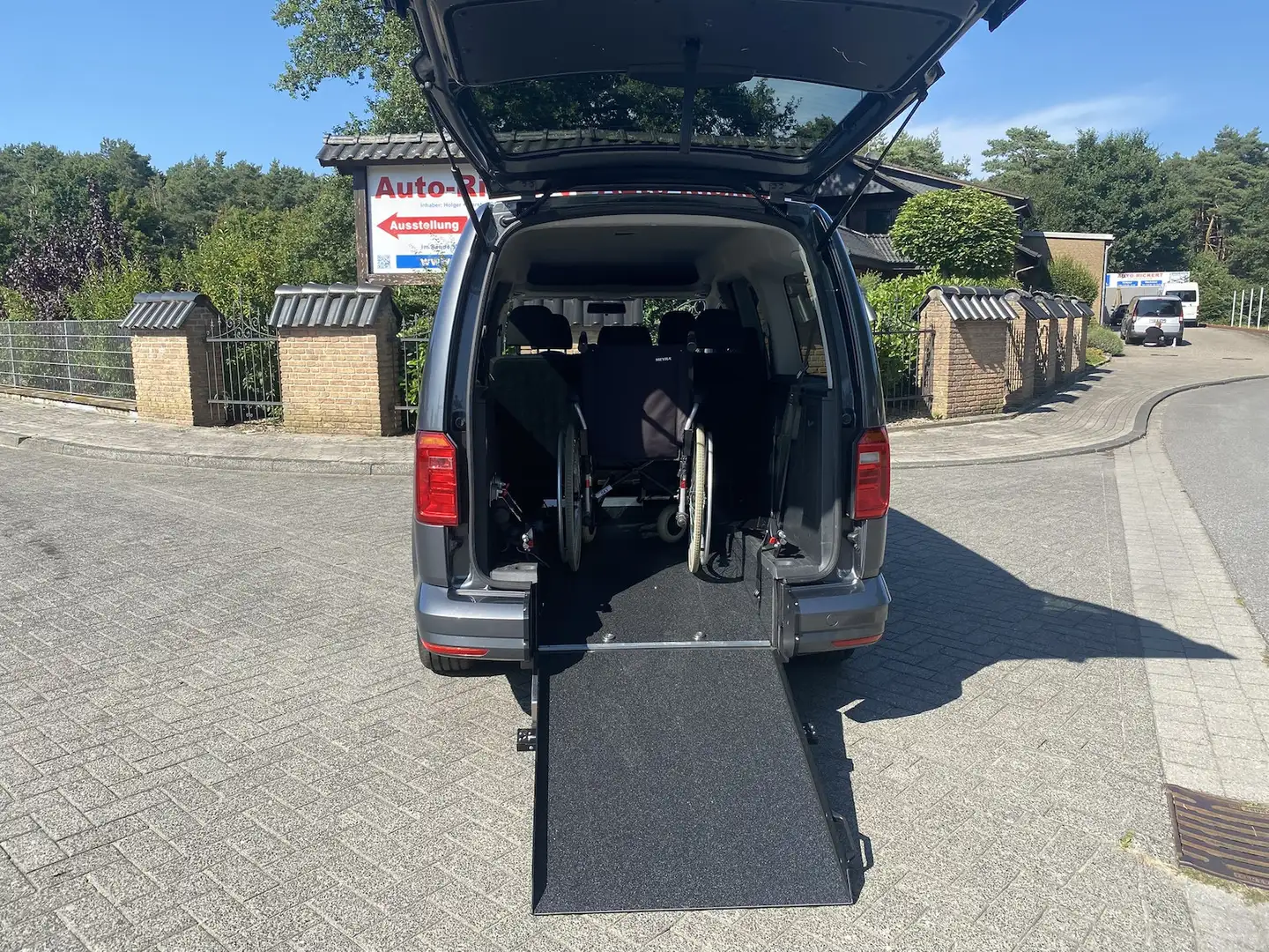 Volkswagen Caddy Maxi Trendline, neuer Rollstuhlumbau, Klima Gris - 2