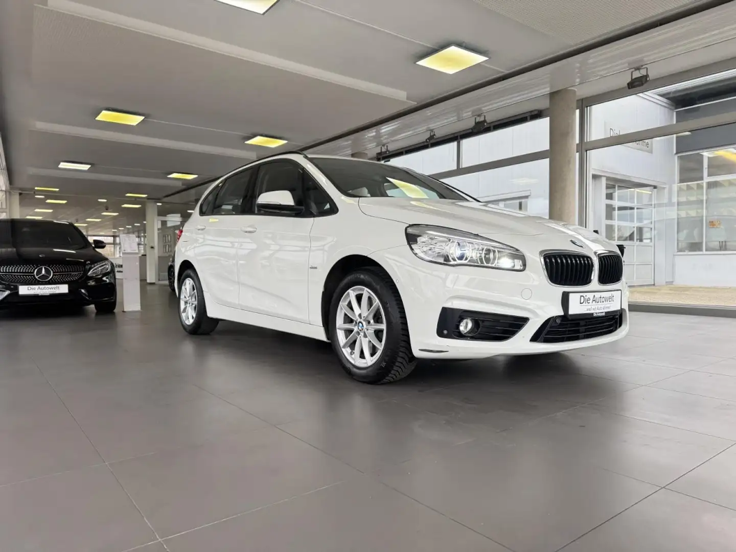 BMW 220 i Active Tourer Sport Line AUT NAVI LED GBA Weiß - 2