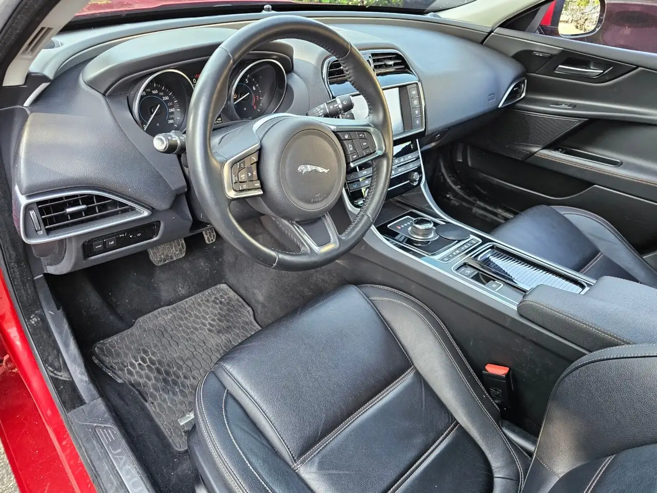 Jaguar XE снимка Jaguar XE