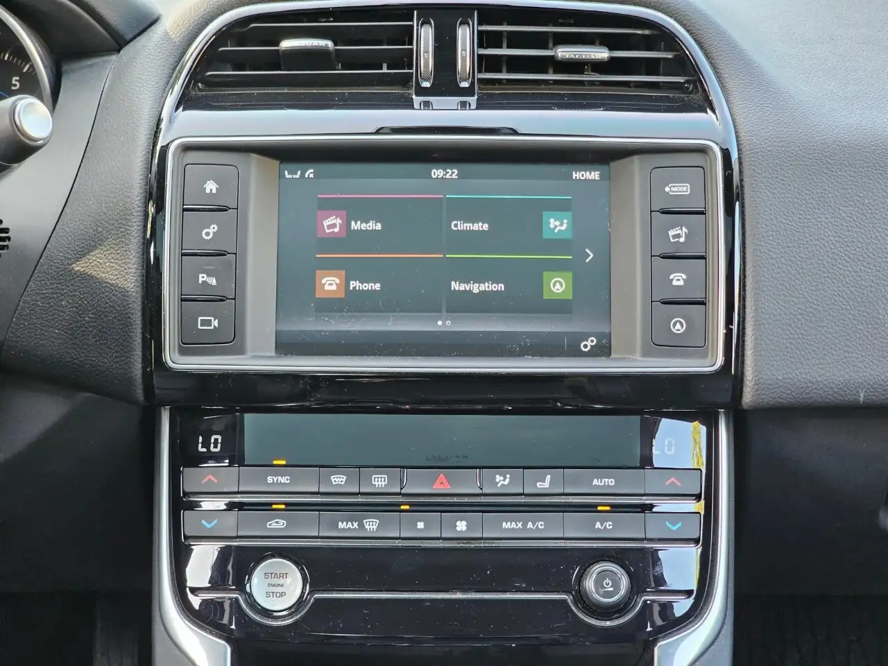 Jaguar XE снимка Jaguar XE